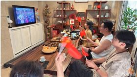 黃安跟家人一起看閱兵典禮。（圖／翻攝自微博）