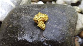 國際金價因降息預期與地緣政治推升，3日早盤12月期金突破3,600美元大關，創下歷史新高，黃金ETF同步大漲。聯準會降息預期升高，市場不確定性加劇，投資人加碼黃金與ETF，掀起避險熱潮，黃金成為焦點資產。（示意圖／PIXABAY）