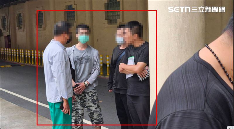 陳婦的家屬跟發現的張姓郵差了解當時情形跟致意。（圖／記者莊淇鈞攝影）