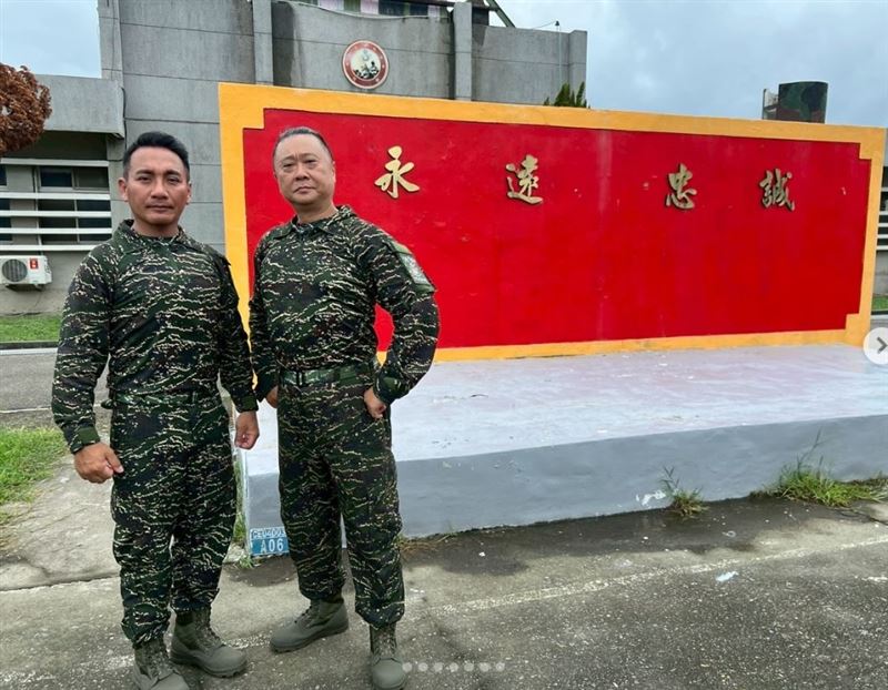 邰智源在社群平台上貼出身穿國軍戰袍的照片。（圖／翻攝自IG)