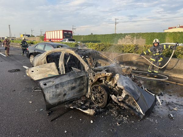 賓士車全面燃燒，駕駛柯男受困逃生不及死亡。（圖／翻攝畫面）
