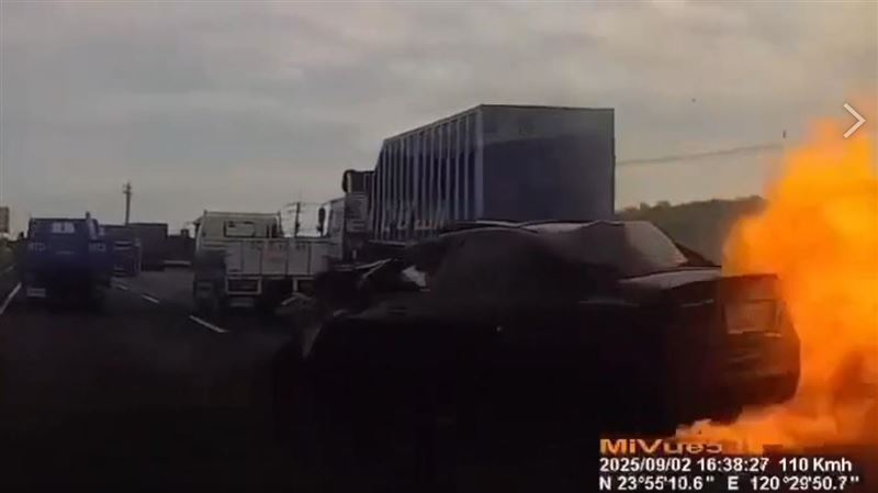 柯男車子起火後又往內側車道爆衝。（圖／翻攝畫面）