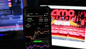  說明 台股ETF受益人數上周小減7,869人，來到1,139.7萬人，顯示市場短線降溫，但今年以來仍大增逾117萬人，雖然整體人數下滑，但包括元大台灣50（0050）、群益00982A在內，共8檔ETF受益人數逆勢突破新高。8檔逆勢創高的產品中，有5檔為主動式ETF，凸顯投資人偏好靈活選股，應對震盪市況。（示意圖／PIXABAY） 