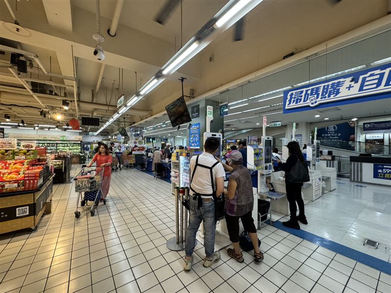 桂林家樂福今日下午突然大停電，台電說明因為設備受到雷擊暫時斷電。(圖／家樂福提供)