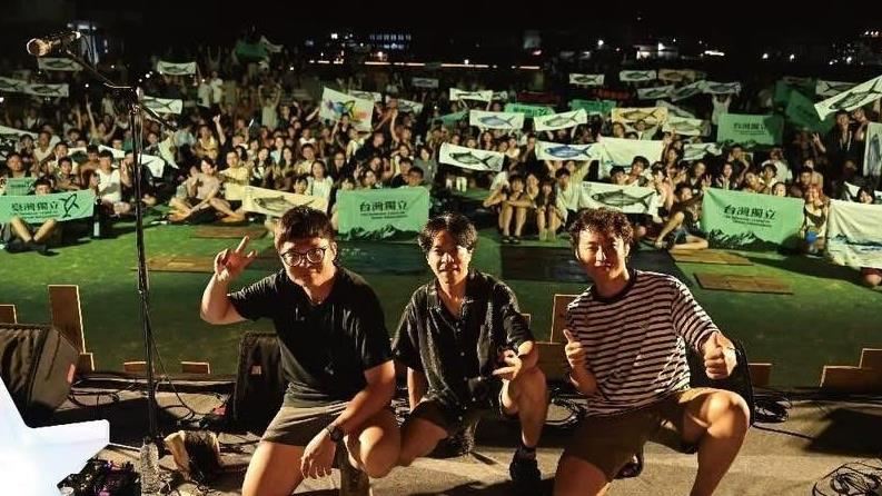 樂團合照「台獨旗海」　縣府官網急撤圖