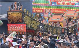 普濟殿黑色帝王船出王船廠往林默娘公園移動（圖／寶島神很大提供） 