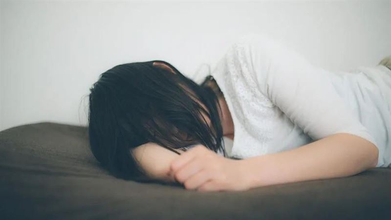 男子趁機猥褻酒醉女同事遭起訴。（示意圖，Pakutaso）