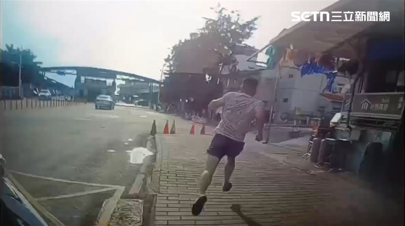 逃逸移工身手矯健，其中一人還揮拳襲警，被依妨害公務罪送辦。（圖／翻攝畫面）