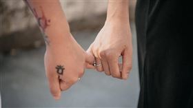 戀人,情侶,牽手（示意圖／翻攝自Pexels）
https://www.pexels.com/zh-tw/photo/8998073/