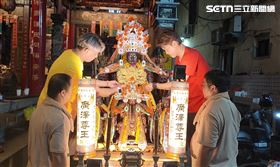 主持人大堡與凱揚將四佰多萬金牌綁在永華宮聖王公身上。（圖／寶島神很大提供）