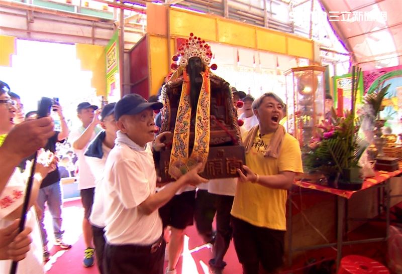 凱揚與媽祖樓天后宮將李府千歲請上紅壇陞座(圖/寶島神很大提供)