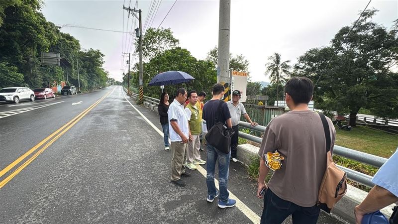 社群熱議長者烈日下等車，邱議瑩協調增設座椅遮蔭設施