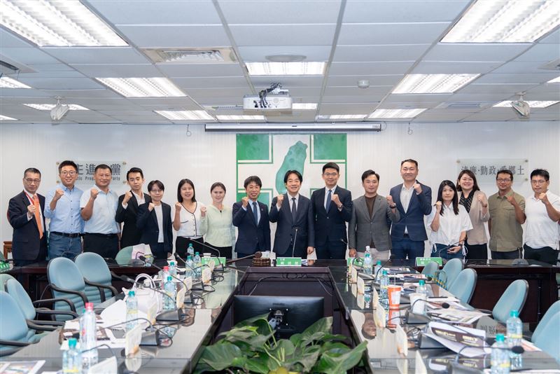 綠議員提5點倡議 賴清德回應了 民進黨青壯議員拋出五大行動倡議,兼任黨主席的總統賴清德與議員交流。(圖/民進黨提供)