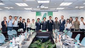 民進黨青壯議員拋出五大行動倡議，兼任黨主席的總統賴清德與議員交流。（圖／民進黨提供） 