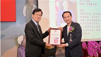 愛爾麗總裁獲頒退輔會「榮光專業獎章」