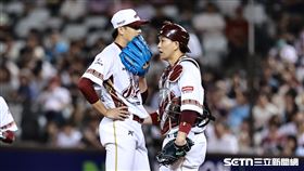 中職36年例行賽，樂天桃猿先發投手黃子鵬面臨一、二壘有人危機，捕手張閔勛喊暫停。（圖／記者劉彥池攝影）