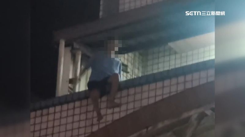 婆婆坐在三樓女兒牆，跟屋內媳婦兒子爭執