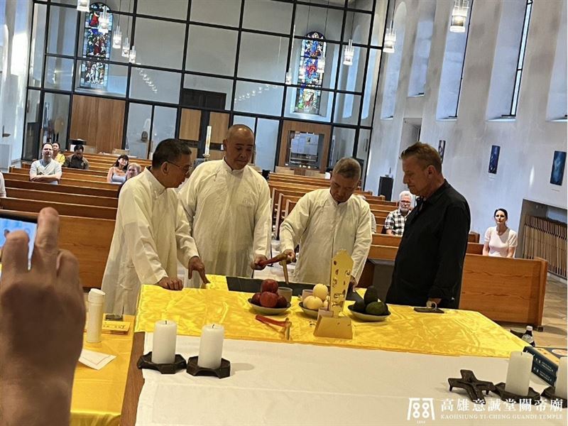 儀式進行畫面。(圖/翻攝自高雄意誠堂關帝廟粉絲專頁)