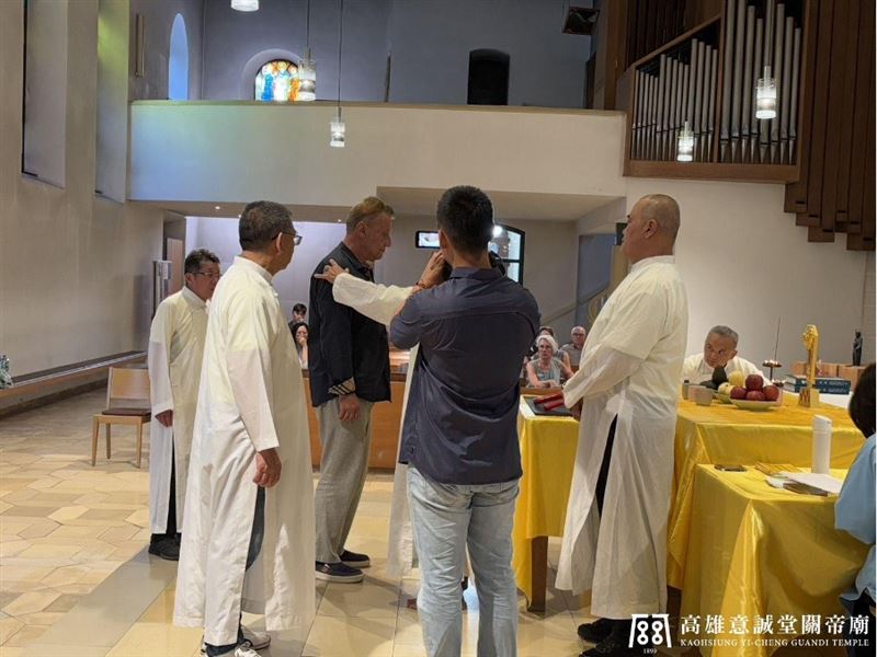 中西文化交流。(圖/翻攝自高雄意誠堂關帝廟粉絲專頁)