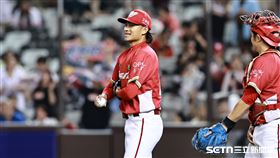 中職36年例行賽，味全龍先發投手徐若熙保送林智平「完全比賽」停在6.2局。（圖／記者劉彥池攝影）