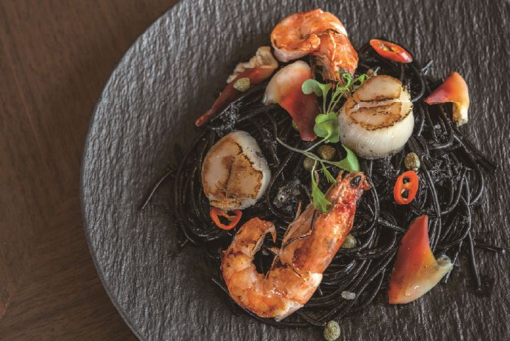 秉持「產地直送」的理念,然一酒店與高雄小農及漁港緊密合作,將台灣土地與海洋的真實滋味呈現於盤中。(圖/飯店旅宿業者提供)