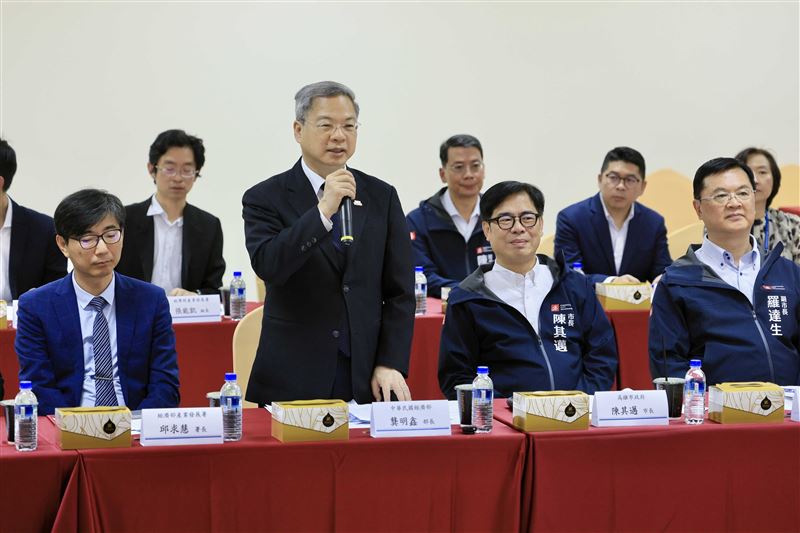 經濟部長龔明鑫傾聽關稅衝擊下扣件業者心聲。（圖／高雄市政府提供）