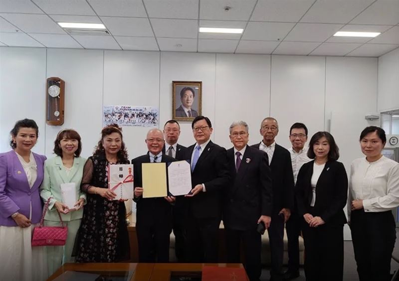 陳天隆會長偕同關西僑胞代表一行前往駐大阪辦事處捐款，由洪英傑處長代表接受。陳會長代表関西僑胞捐出330萬賑災善款，洪英傑處長代表接受（圖／陳天隆會長提供）