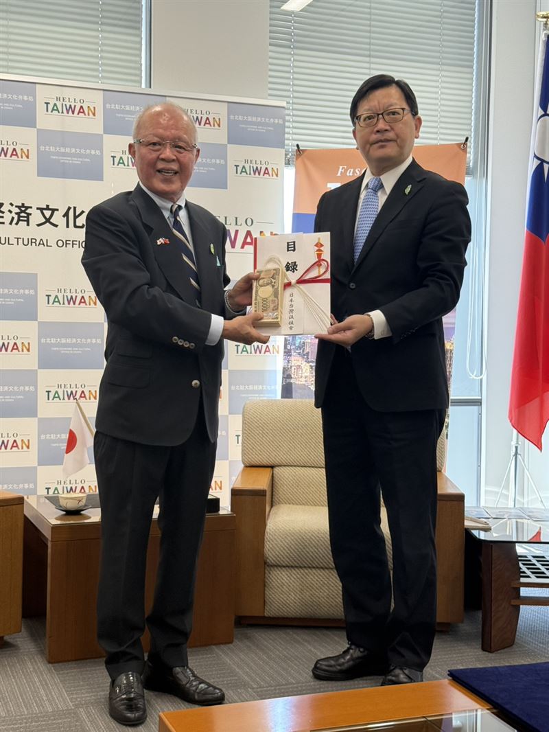 陳天隆會長偕同關西僑胞代表一行前往駐大阪辦事處捐款，由洪英傑處長代表接受。陳會長代表関西僑胞捐出330萬賑災善款，洪英傑處長代表接受（圖／陳天隆會長提供）