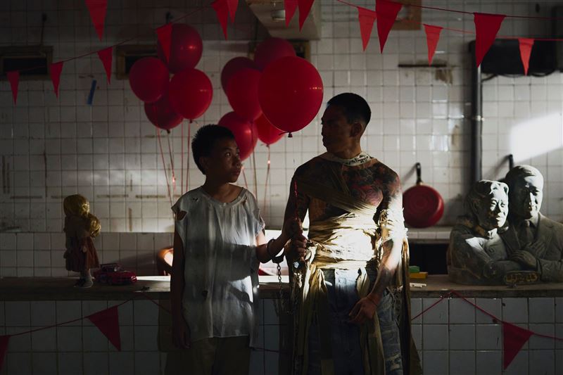 嘻哈男星悲慘童年！父母搶饅頭「連塑膠袋都啃」震撼場面曝光