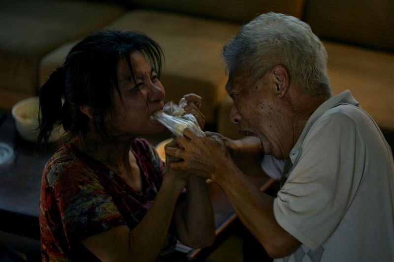 嘻哈男星悲慘童年！父母搶饅頭「連塑膠袋都啃」震撼場面曝光