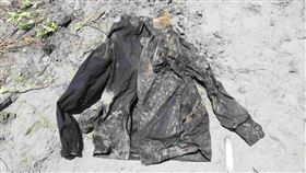 警方找到失聯男子的衣物，他的父親認出這似乎是兒子的。（圖／翻攝畫面）

