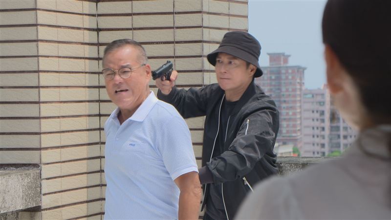 王燦（右）劇中情緒崩潰，拿槍挾持飾演父親的龍天翔。（圖／民視提供）