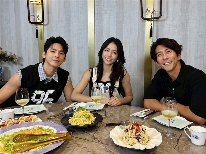 修杰楷（右起）與宋芸樺、林柏宏大嗑美食邊暢聊邊玩遊戲。（圖／修TIME提供）