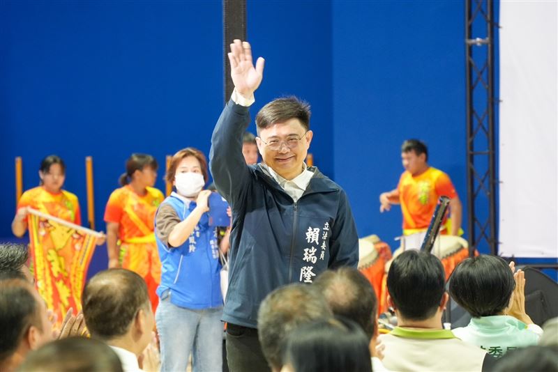 民進黨立委賴瑞隆「木工之子」、「菜市場之子」，對於弱勢及勞工深具同理心。（圖／翻攝賴瑞隆臉書）