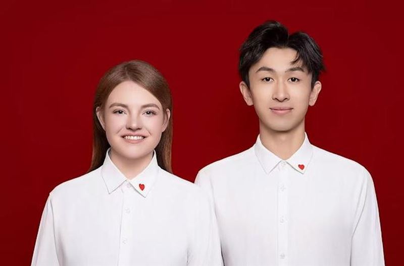 外送員劉浩去年11月接到一名外籍女子點了外賣，他幫對方送上樓，兩人在電梯中一見鍾情閃婚。（圖／翻攝自瀟湘晨報）