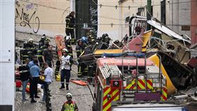 觀光客必搭！葡萄牙知名地面纜車「榮耀升降機」脫軌　至少15死18傷。（圖／路透社／達志影像）