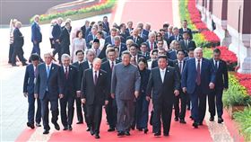 習近平九三大閱兵迎接外國貴賓。 （圖／翻攝自新華網）