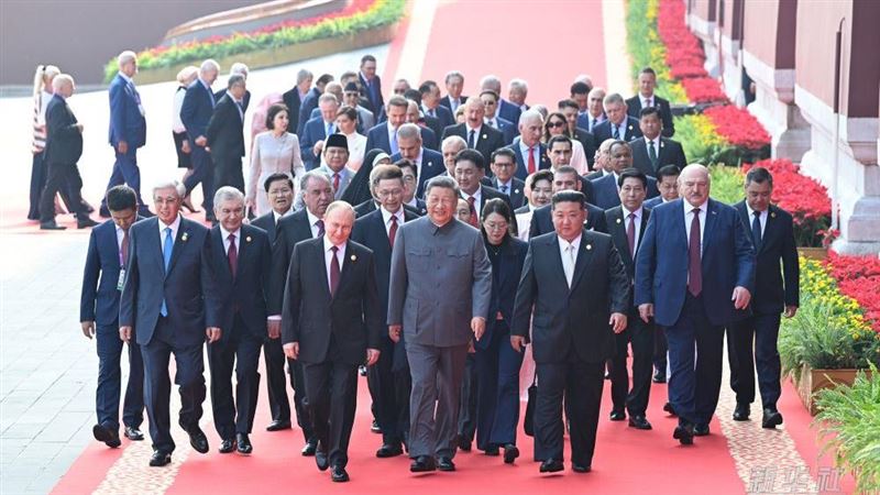 習近平(中)九三大閱兵迎接外國貴賓,和普丁、金正恩首次三人同框。 (圖/翻攝自新華網)
