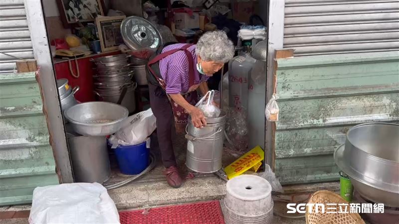 阿嬤不久前因胃出血住院,休息了一個多月沒有出來擺攤,也讓不少熟客和網友相當擔心她的近況。記者詢問現在身體好多了嗎?阿嬤笑著說:「好很多了!」接著又很自然地補上一句:「若再不出來賺錢,會沒飯吃啊!」看似輕描淡寫的一句話,卻道盡86歲的她不得不繼續工作的現實與無奈。(資料照/記者張雅筑攝)