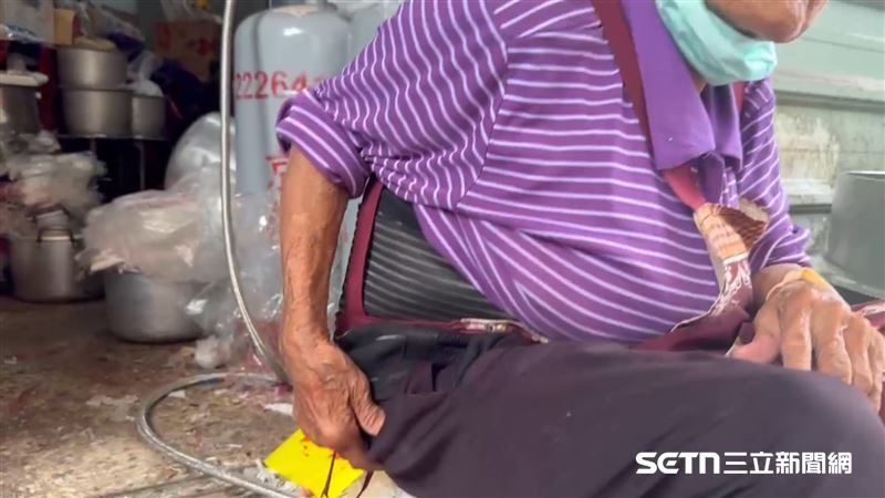 蔡愛阿嬤今年3月中不慎打翻剛煮好的粉圓，導致臀腰部和手部2級燒燙傷，阿嬤比了受傷的位置，她說目前還隱隱作痛，但做生意不受影響，畢竟生活還是得過，再休息下去大家都要忘記她了。（圖／記者張雅筑攝）