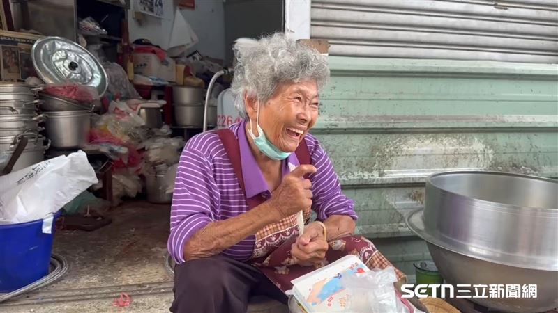 阿嬤說，自己沒有什麼特別的願望，人該走的時候就會走，目前的願望就是：大家都平安！（圖／記者張雅筑攝）
