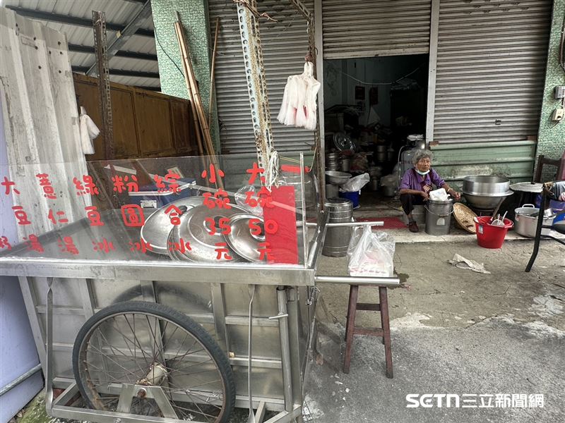 高齡86歲的蔡愛阿嬤這輩子其實相當坎坷,丈夫和長子先後離世,另外兩名兒子又陸續中風,如今二兒子也在睡夢中離開人世,自己不久前更因胃出血住院。而這個租來擺賣粉圓冰、綠豆冰的小攤,就是阿嬤一家多年來最重要的經濟來源,即便年事已高、身體接連出狀況,她仍捨不得停下來,因為對她而言,「休息就沒飯吃了啊!」(資料照/記者張雅筑攝)
