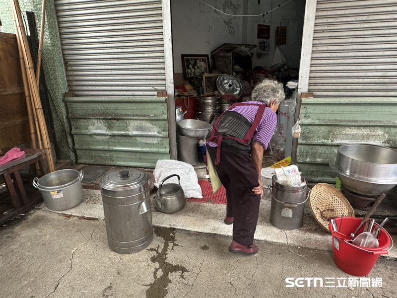 阿嬤瘦小的身軀早已被歲月壓得駝彎，卻仍一大早彎著腰，辛苦準備做生意的食材，這身影讓人看了相當鼻酸。（圖／記者張雅筑攝）