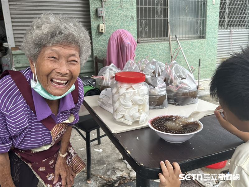 雖然生活艱苦，但阿嬤從來不喊苦，她說：「遇到任何事情都要勇敢面對，笑笑卡好過！」（圖／記者張雅筑攝）