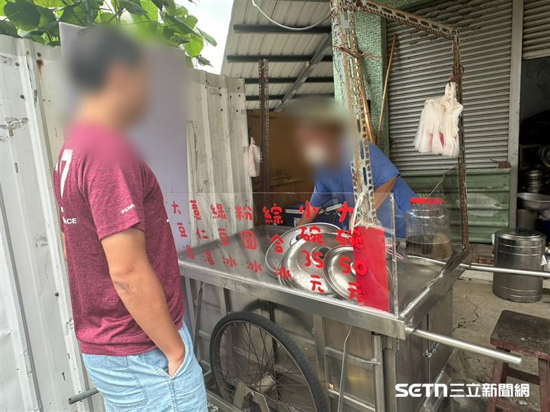 小兒子歷經過3次中風，雙眼一度看不見，平時就靠運動復健，好在目前能到攤位加減幫媽媽的忙，但很遺憾的是，至今仍無法正常工作。（圖／記者張雅筑攝）