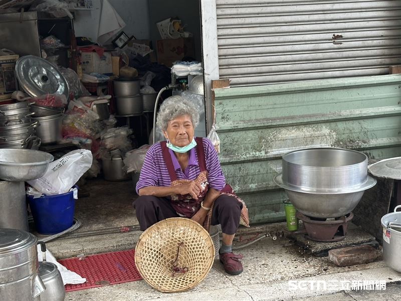 高齡85歲的蔡愛阿嬤，每個月花5、6千元租下這裡，擺攤賣粉圓冰和一些甜品和剉冰等，只為照顧兩名中風的兒子。（圖／記者張雅筑攝）