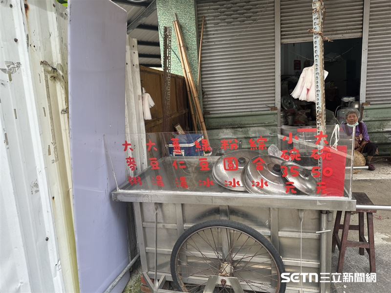 陪伴嘉義人長達一甲子的粉圓冰，阿嬤說，前陣子颱風來曾把攤車吹走、吹壞，導致無法做生意，還好現在修好了。（圖／記者張雅筑攝）