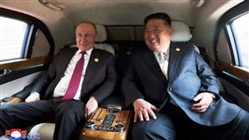 金正恩、普丁車內密談。（圖／路透社／達志影像）