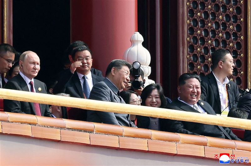 金正恩（右2）前往中國參加93閱兵儀式，與習近平（左4）、普丁（左2）同框。（圖／路透社／達志影像）