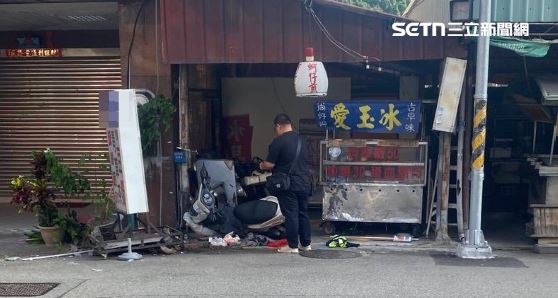 台中57歲陳姓男子騎機車自摔，猛撞路邊攤販，命危送醫搶救。（圖／翻攝畫面）